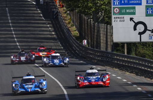 Das 24-Stunden-Rennen von Le Mans führt zum Teil über eine Landstraße: Laurents Hörr im LMP2-Auto links vorn. Foto: IMAGO//Germain Hazard