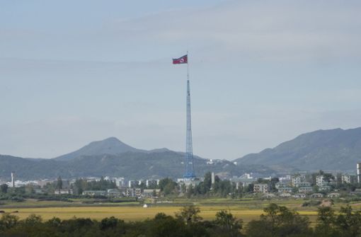 Nordkoreanische Flagge in südkoreanischer Grenznähe Foto: dpa/Ahn Young-Joon
