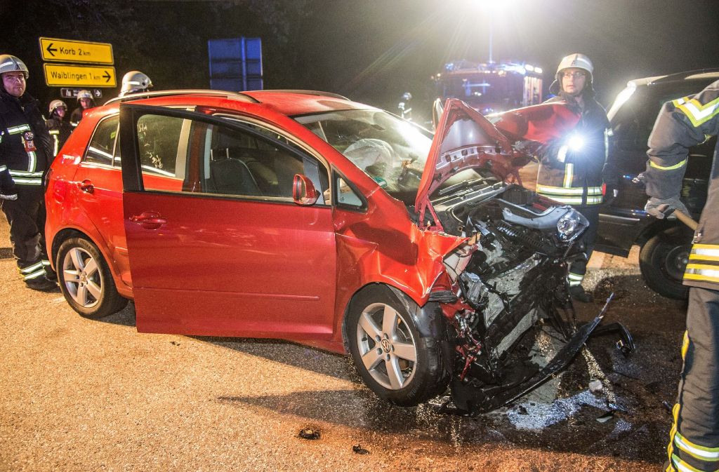 Bei dem Unfall auf der Winnender Straße entstand laut Polizei ein Schaden von rund 35.000 Euro.