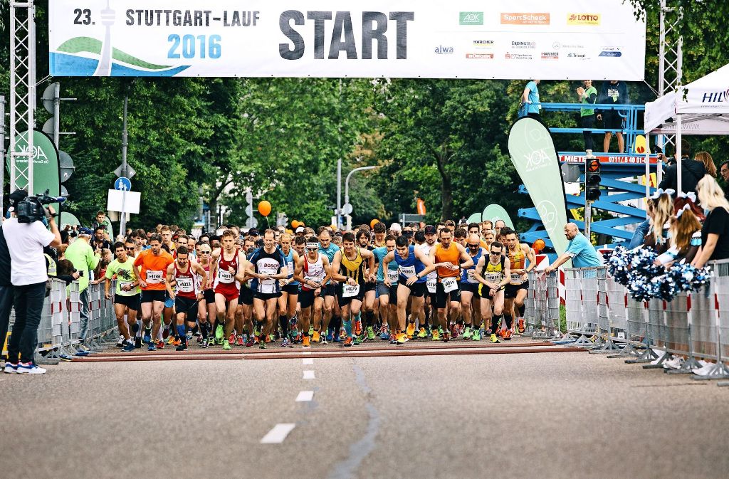 Wie im vergangenen Jahr –  hier der  Start des Halbmarathons am Neckarpark – gehen auch diese Jahr wieder zahlreiche Läufer an den Start. Foto: Lichtgut/Verena Ecker