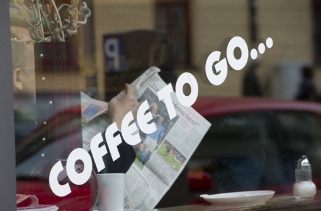 Coffee to go – der Kaffee für unterwegs liegt im Trend Foto: dpa
