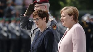 Bundesverteidigungsministerin Annegret Kramp-Karrenbauer (links) neben Bundeskanzlerin Angela Merkel (beide CDU), beim Gelöbnis im Bendlerblock. Foto: dpa/Michael Kappeler