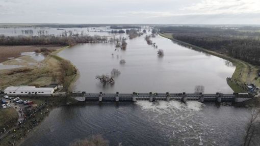 Hochwasser in Sachsen-Anhalt: Wasser aus der Elbe floss Ende Dezember durch das geöffnete Pretziener Wehr in einen 21 Kilometer langen Umflutkanal. Foto: dpa/Simon Kremer