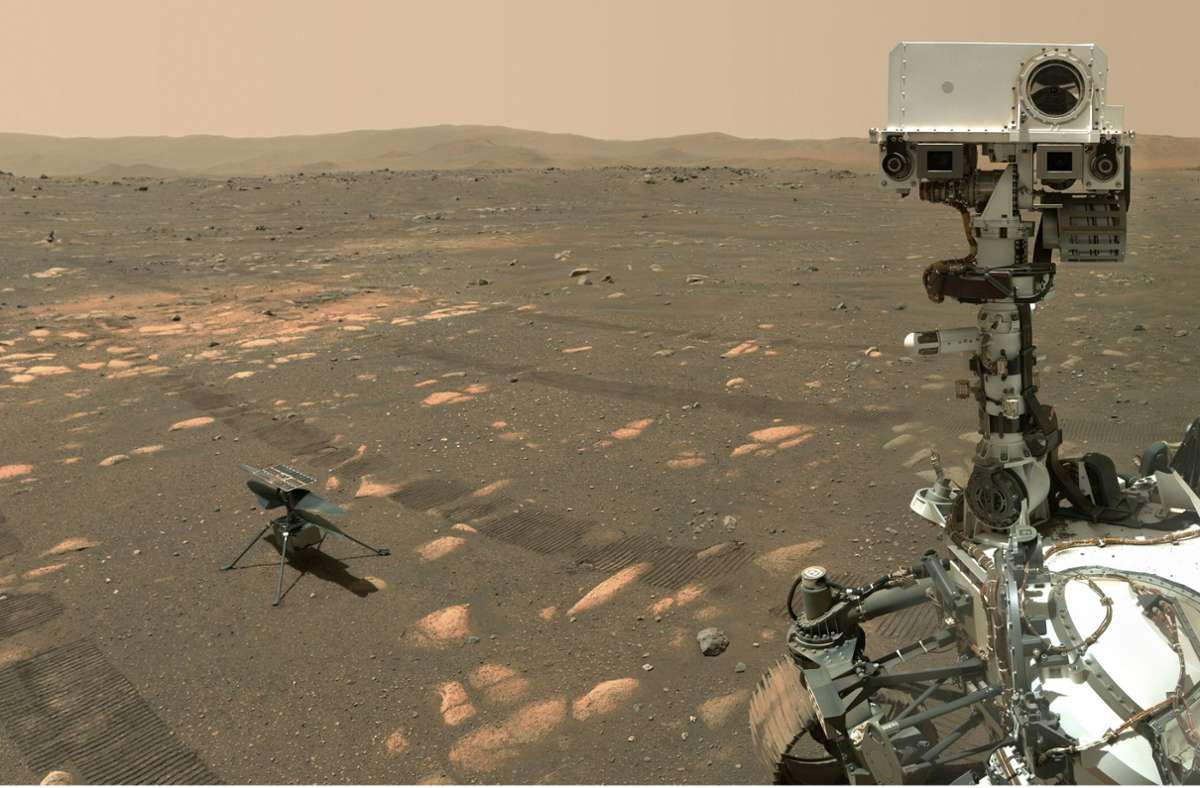 Dieses Handout der  Nasa zeigt „Perseverance“neben dem Mini-Hubschrauber „Ingenuity“ auf dem Mars. Das Bild hat der Nasa-Rover geschossen.