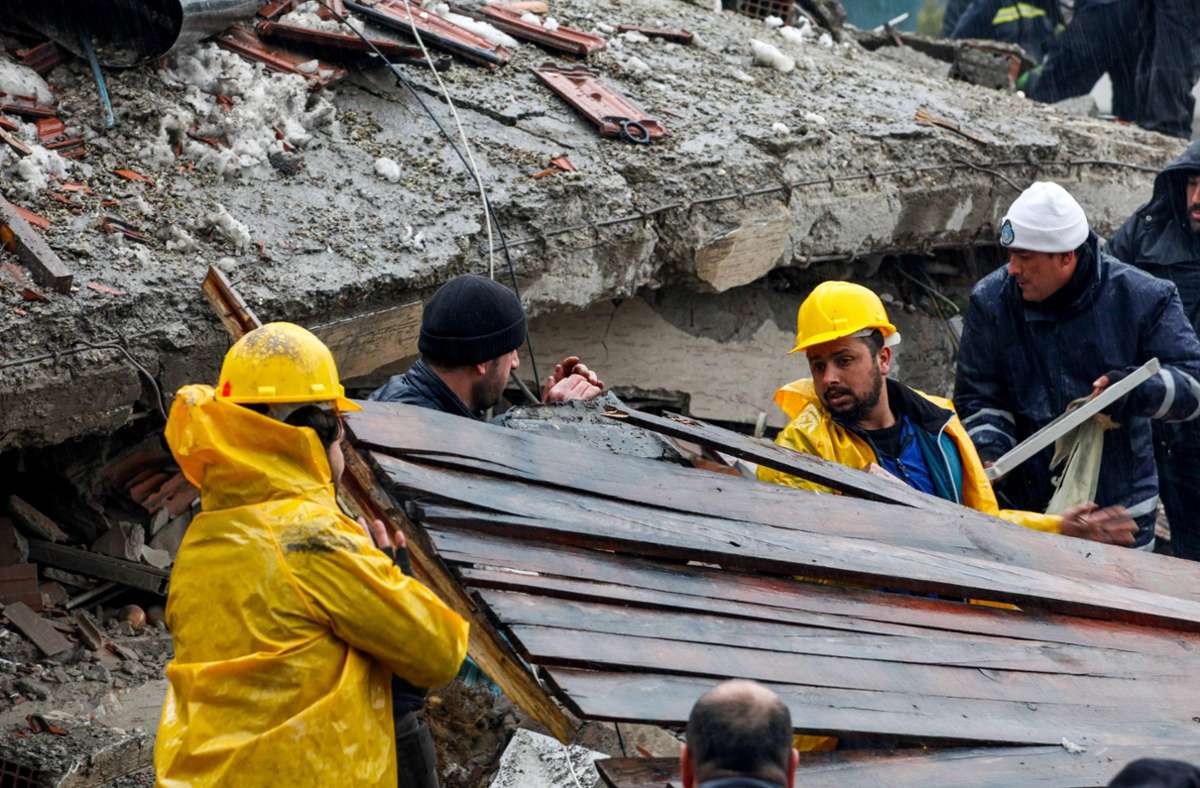 Helfer suchen nach Verletzten unter den Trümmern. Foto: IMAGO/ZUMA Wire/IMAGO/Zakariya Yahya