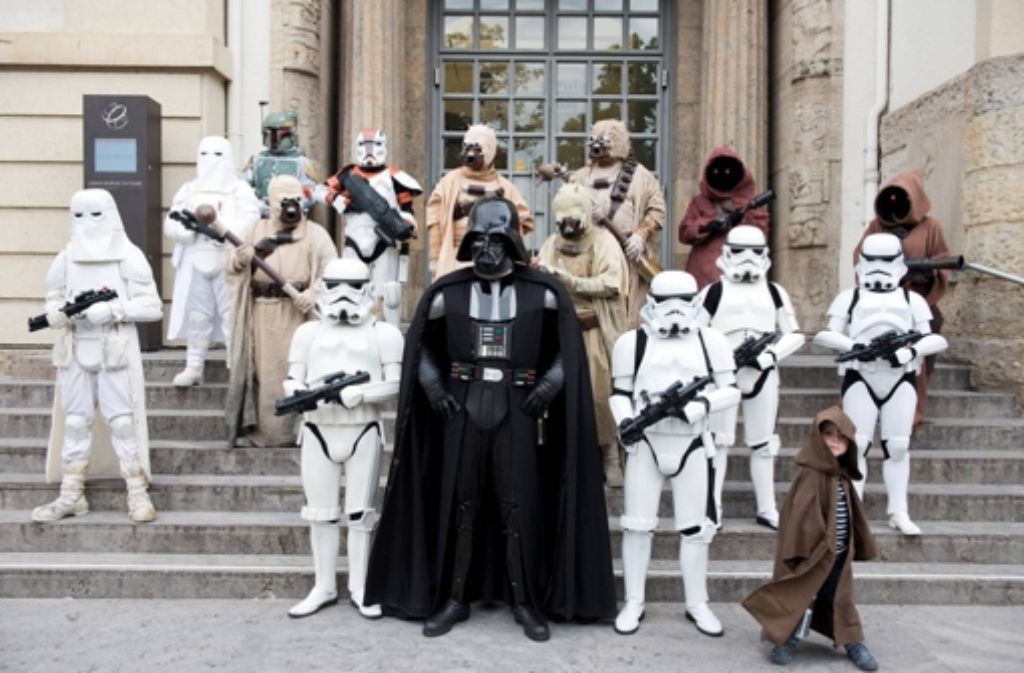 Mitglieder des „Star Wars“-Fanclubs 501st Legion vor dem Linden-Museum Foto: Schönebaum/Festival