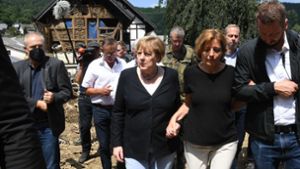 Angela Merkel und  Malu Dreyer am Sonntag  in der Gemeinde Schuld in Rheinland-Pfalz. (Archivbild) Foto: AFP/CHRISTOF STACHE