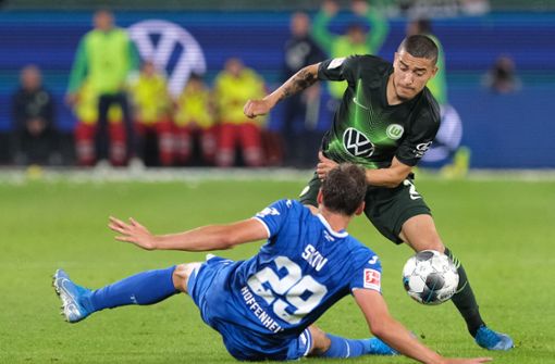 Wolfsburg William und Hoffenheims Robert Skov kämpfen um den Ball. Foto: dpa/Peter Steffen