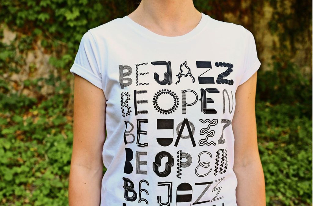 „Be Jazz, be  open“ – das neue Shirt zum 25. Festivalgeburtstag ist ein Renner. Foto: Opus