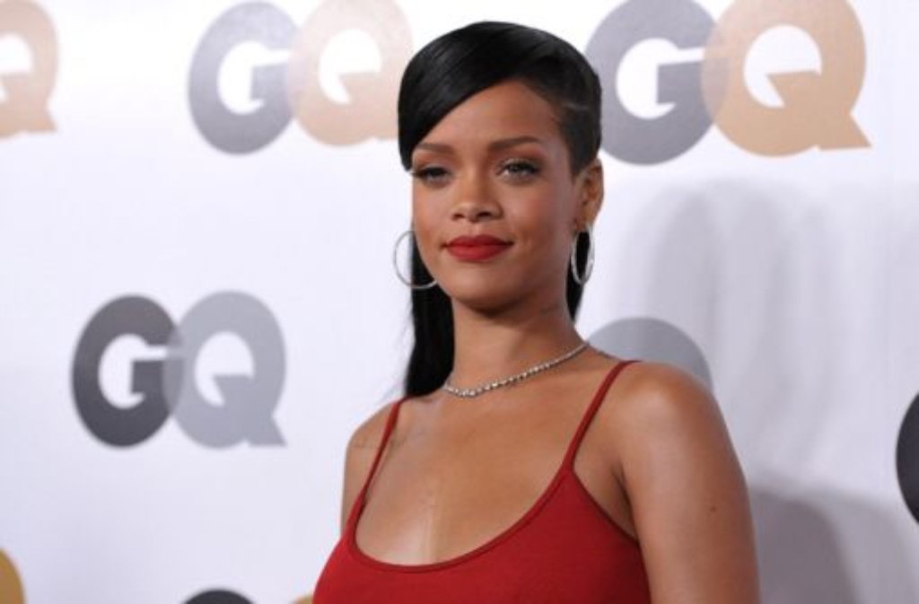 R&B-Sängerin Rihanna setzte bei der Party in Los Angeles auf Rot.