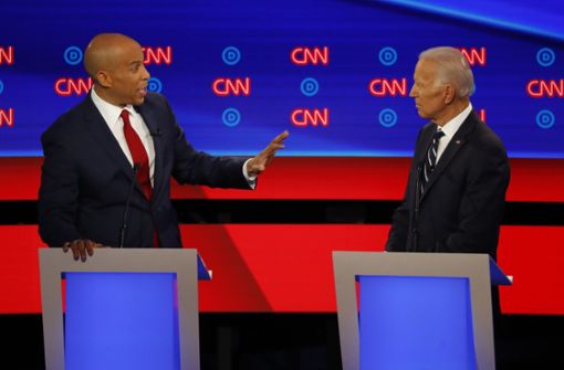 New Jerseys Senator Cory Booker (links) greift Ex-Vizepräsident Joe Biden an. Foto: AP