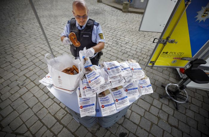 Polizei klärt über Betrugsmaschen auf: Mit Bäckertüten gegen Schwindler