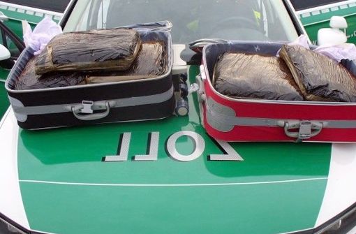 Die beiden Koffer gehören einem 30-Jährigen und einer 19-Jährigen. Foto: dpa/Hauptzollamt Lörrach