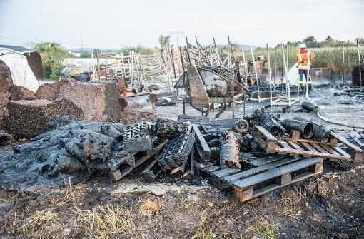 Auf einem Firmengelände in Remseck am Neckar hat es am Samstagabend gebrannt. Foto: SDMG