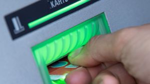 An einem Geldautomaten fand der der inszenierte Überfall statt. (Archiv) Foto: dpa