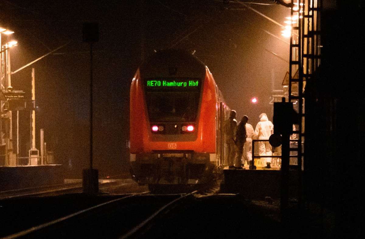 Messerattacke in einem Zug in Schleswig-Holstein: Die Spurensicherung im Einsatz .