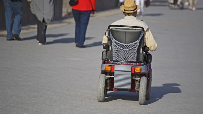 Elektrischer Rollstuhl macht schlapp – Feuerwehr packt an