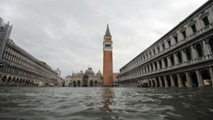 Markusdom in Venedig steht unter Wasser