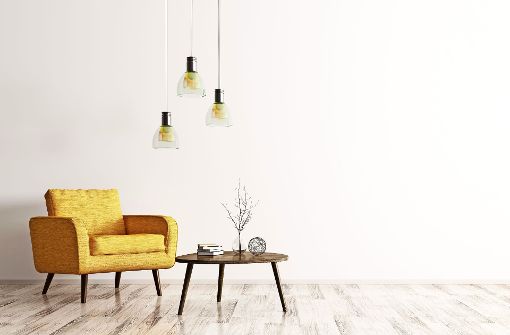 Ein Sessel, ein Stelltisch, eine Lampe: So stellt man sich das Wohnzimmer eines Minimalisten vor. Doch Minimalismus kann auch bedeuten, nachhaltig zu leben. Foto: Vadim Andrushchenko - Fotolia