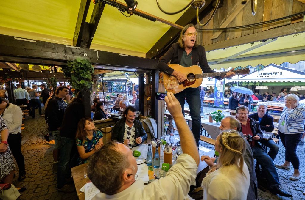 Entertainer Michael Gaedt steigt auf den Tisch, das hebt die Stimmung beim Weindorf-Treff.