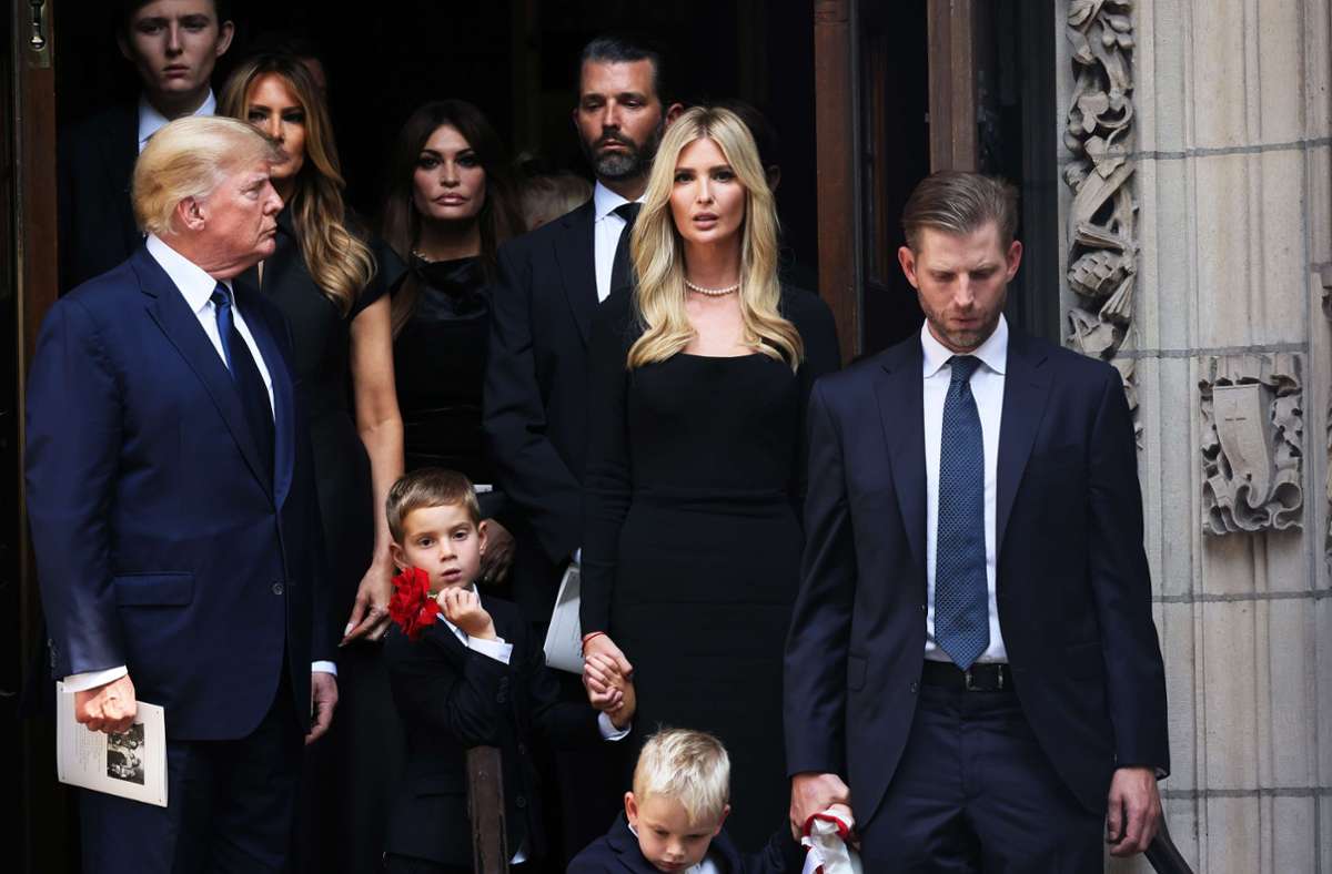 Der frühere US-Präsident Donald Trump verlässt nach der Trauerfeier mit seiner Frau Melania, seinen Söhnen Donald jr. und Eric (rechts) und seiner Tochter Ivanka die Kirche.