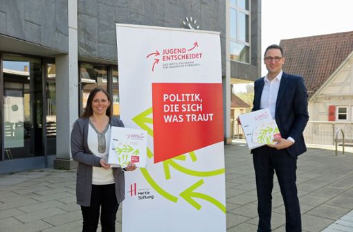 Bürgeramtsleiterin Martina Steinacker und Bürgermeister Ralf Barth wollen die Denkendorfer Jugendlichen stärker einbinden. Foto: Ulrike Rapp-Hirrlinger