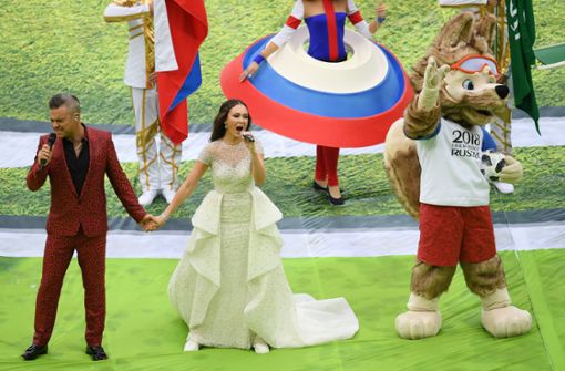 Popstar Robbie Williams, die russische Sängerin Aida Garifullina und Maskottchen Zabivaka bei der Eröffnungsfeier. Foto: Getty Images Europe
