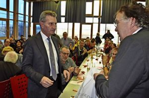 Feinkost für den Kommissar: Reinhard Löffler (r.)  überreicht seinem Brüsseler Parteifreund etwas zum Schnabulieren. Foto: Georg Linsenmann
