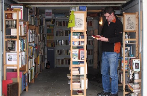 Bernd Hoffmann hatte einst eine Gratis-Bücherei in einer Sillenbucher Garage. Dort musste er aber raus. Foto: Archiv Sägesser