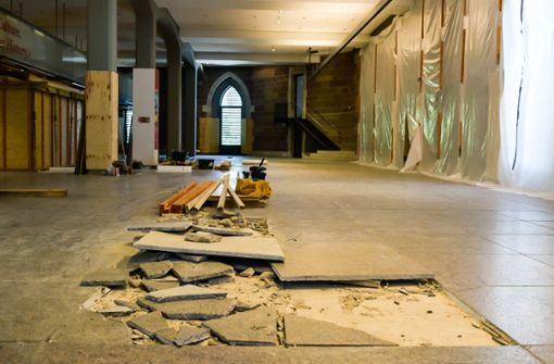 Abgehängte Wände, der Granit muss weg: Die 50 Meter lange Eingangshalle des Alten Schloss ist bis Herbst 2020 eine Baustelle. Foto: Lichtgut/Max Kovalenko