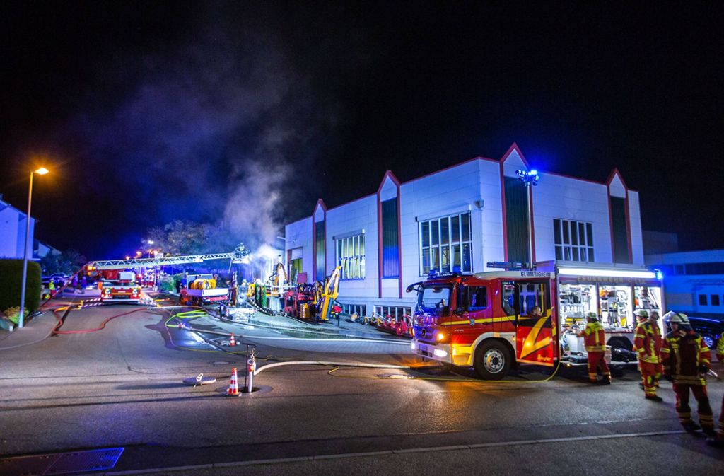 Die Lagerhalle eines Herstellers für landwirtschaftliche Maschinen stand am Samstag in Flammen.