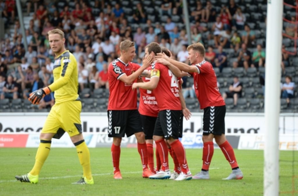 Die Spieler der SG Sonnenhof Großaspach feiern den Treffer zum 1:0.