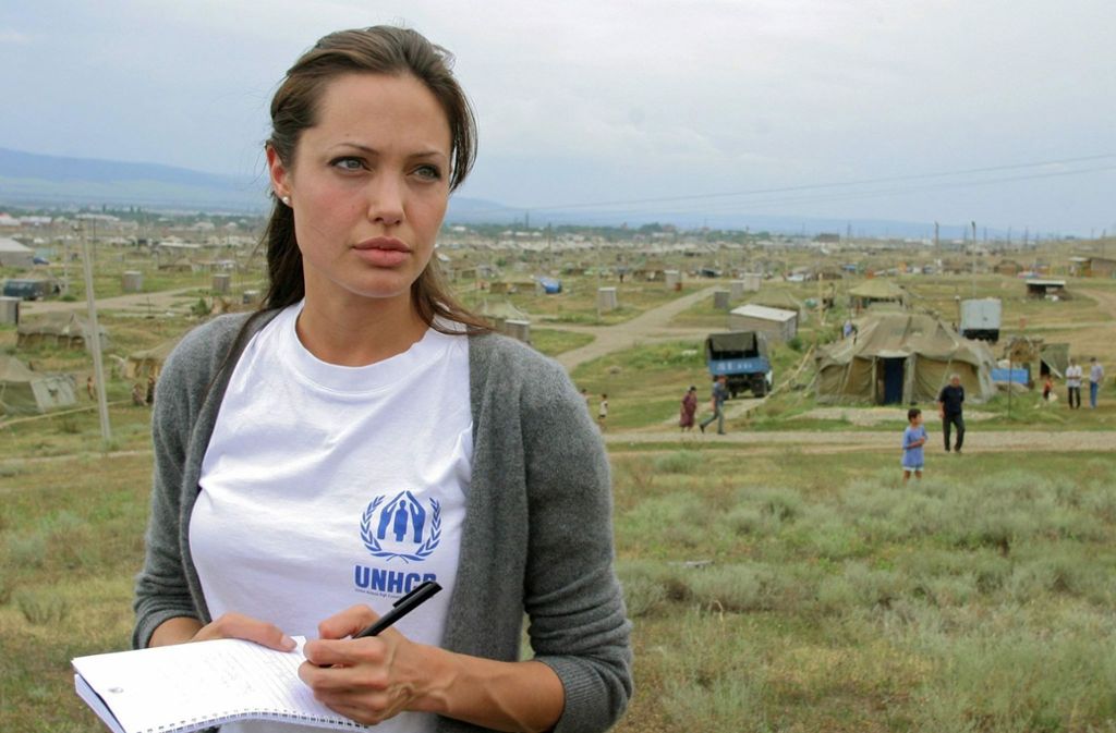 Eben mal die Welt retten: Angelina Jolie besucht 2003 ein Flüchtlingscamp in Inguschetien. Sie ist seit vielen Jahren Sonderbotschafterin der Vereinten Nationen. Stars wie Angelina Jolie oder Emma Watson garantieren maximale Aufmerksamkeit.