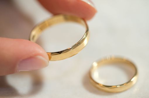 Faire Eheringe für eine nachhaltige Hochzeit? Schmuck kann aus fairem oder recyceltem Gold geschmiedet werden, also aus Altgold.  Viele Goldschmiede bieten das  an. Foto: dpa/Friso Gentsch