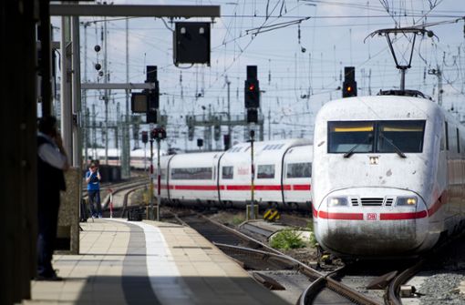 Auf der Fahrt  nach Stuttgart ist ein Zugbegleiter attackiert worden. Foto: dpa