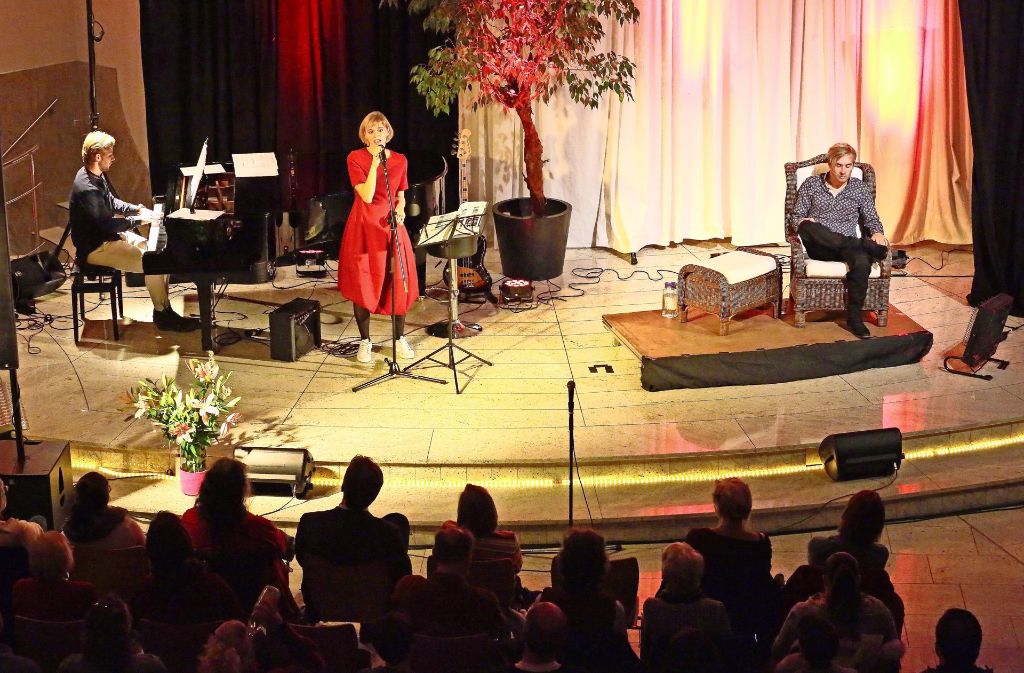 Bei Samuel Kochs Musiklesung begleitet ihn seine Frau Sarah Elena als Sängerin, sein Bruder Jonathan spielt Klavier. Foto: M. Söffler