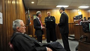Oscar Pistorius (rechts) mit seinem Verteidigerteam im Gerichtssaal in Pretoria: Barry Roux (con links), Brian Webber und Kenny Oldwage. Foto: dpa