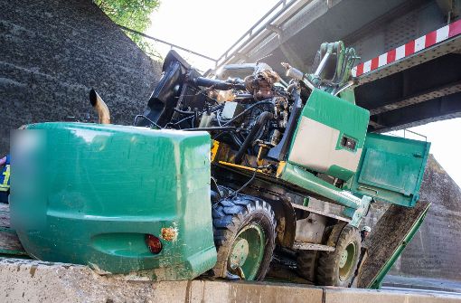 Im September war ein mit einem Bagger beladener Laster in voller Fahrt an der Brücke in Backnang hängen geblieben. Foto: Archiv (Beytekin)