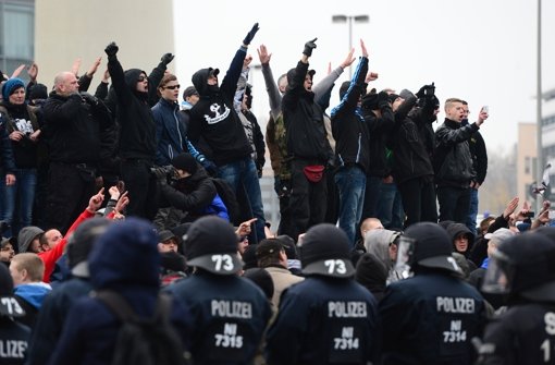 Hundertschaften der Polizei sollen in Hannover dafür sorgen, dass es trotz Hooligan-Demo friedlich bleibt. Foto: dpa