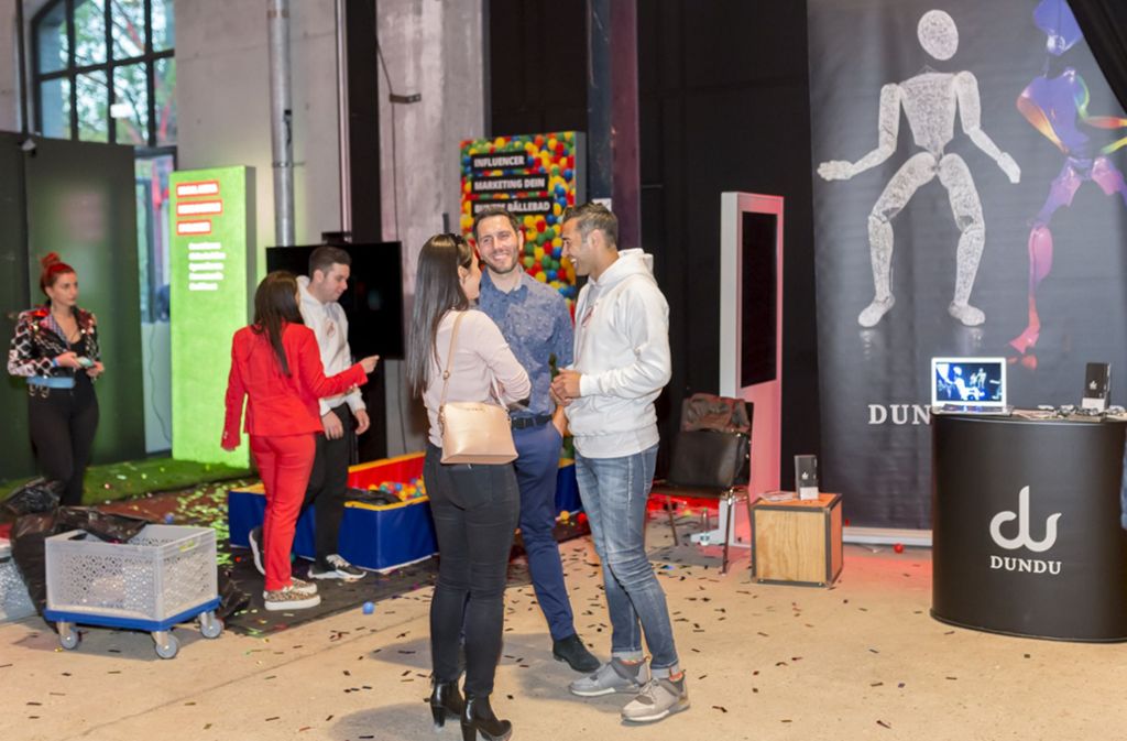 Die analoge Kunstfigur Dundu (rechts) hat sich beim Digital Heroes Festival präsentiert.