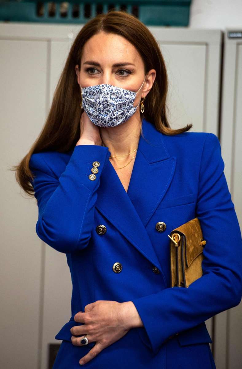 Kate trug einen Blazer von Zara mit Goldknöpfen, in dem man sie bereits bei einer Videokonferenz im Lockdown gesehen hatte.