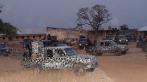Fahrzeuge der nigerianischen Armee am Entführungsort. Foto: dpa/Uncredited
