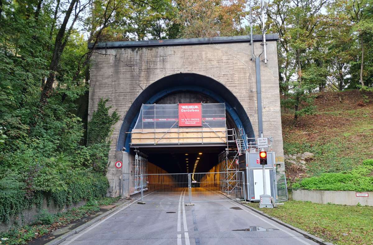 Der Tunnel ist geöffnet, doch Schutzgerüste stützen die Decke ab. Foto: Sebastian/Steegmüller