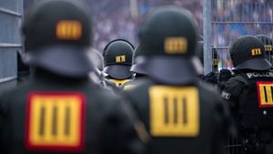 Sicherheitskräfte hatten bei dem Relegationsspiel in Mannheim einiges zu tun. Foto: Bongarts