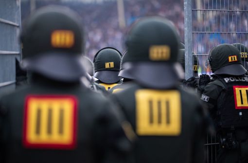 Sicherheitskräfte hatten bei dem Relegationsspiel in Mannheim einiges zu tun. Foto: Bongarts