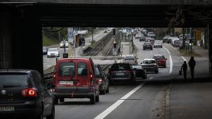 Viel Stau auf rückgebauten Straßen, aber wenig Radverkehr wie hier in Bad Cannstatt, so lautet einer der Vorwürfe der Taxi-Branche an die Grünen Foto: Leif Piechowski