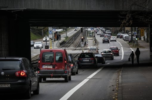 Viel Stau auf rückgebauten Straßen, aber wenig Radverkehr wie hier in Bad Cannstatt, so lautet einer der Vorwürfe der Taxi-Branche an die Grünen Foto: Leif Piechowski