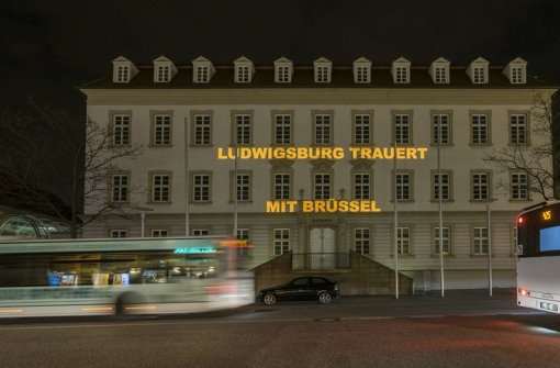 Mit einer Lichtinstallation bekundet Ludwigsburg sein Mitgefühl. Foto: factum-Weise