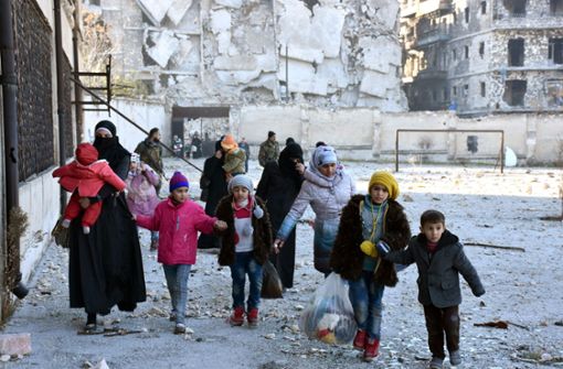 Syrische Flüchtlinge in Aleppo unterwegs  mit ihren wenigen Habseligkeiten. Foto:  