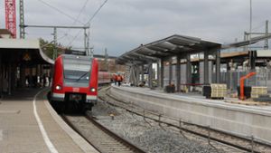 Am Bahnhof in Feuerbach wird wieder gearbeitet. Foto: Georg Friedel